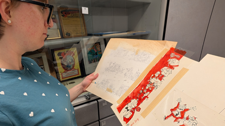 Une personne consulte des documents de papiers colorés