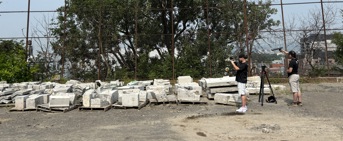 Tournage extérieur avec des blocs de beton sur des palettes en bois