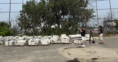 Tournage extérieur avec des blocs de beton sur des palettes en bois