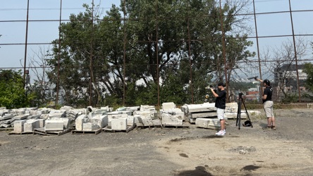 Tournage extérieur avec des blocs de beton sur des palettes en bois