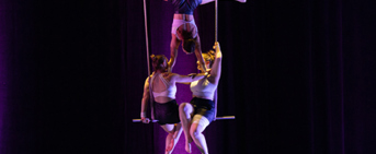 Trois femmes artistes de cirque sur un trapèze