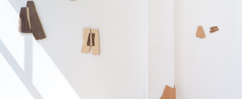Oeuvres d'art en bois disposées sur un mur blanc