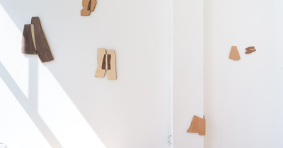 Oeuvres d'art en bois disposées sur un mur blanc