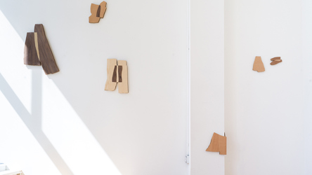 Oeuvres d'art en bois disposées sur un mur blanc