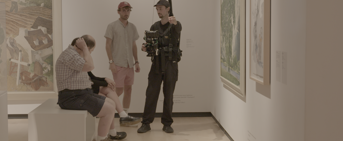 Plateau de tournage dans un musée en éclairage beige