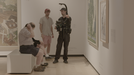 Plateau de tournage dans un musée en éclairage beige