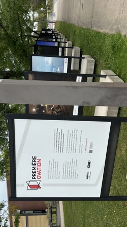 Exposition photo extérieure sur structures d'art publique