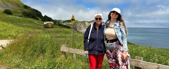 Deux femmes se tiennent côté à côte sur le bord d'un chemin de campagne