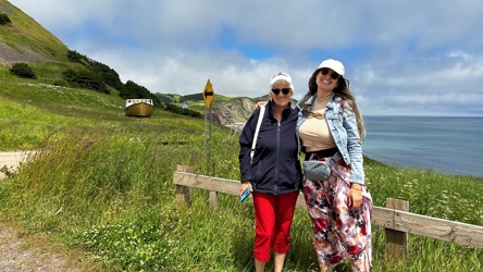 Deux femmes se tiennent côté à côte sur le bord d'un chemin de campagne