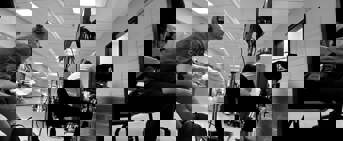 Un réalisateur de cinéma regarde un écran de moniteur