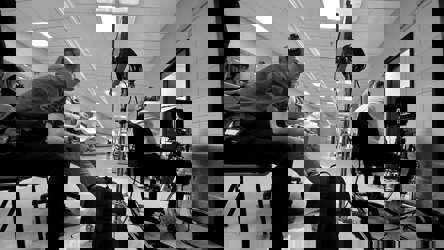 Un réalisateur de cinéma regarde un écran de moniteur