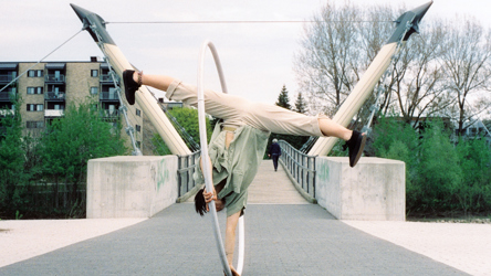 Artiste de cirque en équilibre, la tête vers le bas, le corps au travers d'un cerceau