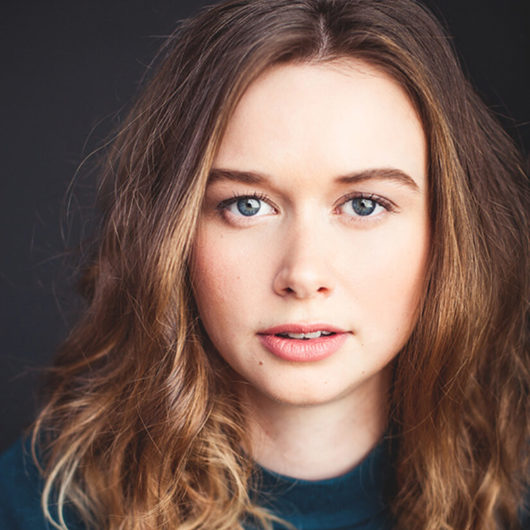 Portrait d'une femme aux cheveux longs fixant l'objectif