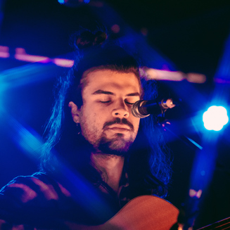 Guitariste avec les yeux fermés 