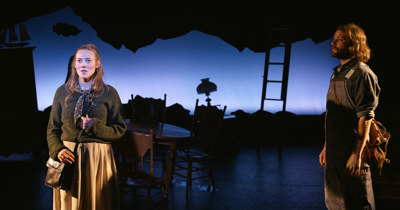 Deux comédiens de théâtre répètent une scène