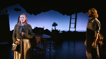 Deux comédiens de théâtre répètent une scène