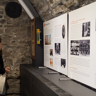 Femme regarde un panneau d'exposition