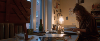 Une artiste qui feuillette un livre dans son atelier de création