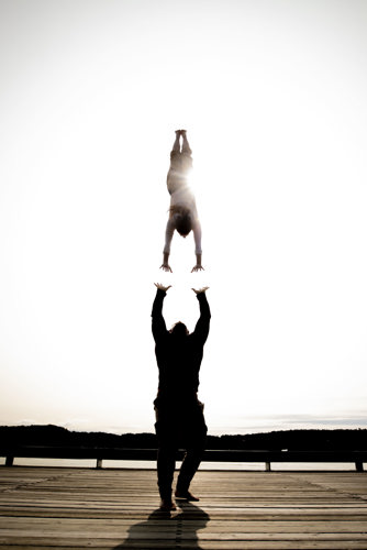 Silhouettes ombragées qui se lancent dans les airs en acrobates