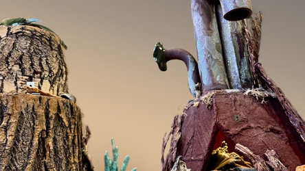 Une oeuvre d'arts visuels avec des éléments végétaux mélangés avec de la plomberie