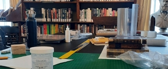 Une table de travail avec des outils et matériaux de conservation