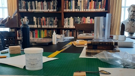 Une table de travail avec des outils et matériaux de conservation