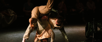 Deux personnes en contorsion dans un numéro de danse contemporaine