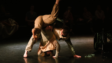 Deux personnes en contorsion dans un numéro de danse contemporaine