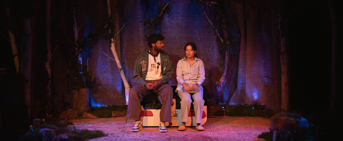 Deux personnes assises sur un banc parlent