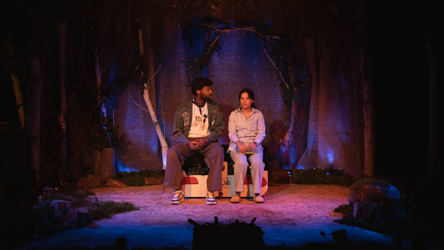 Deux personnes assises sur un banc parlent