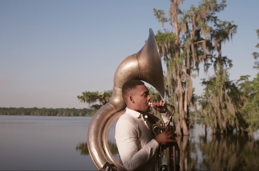 Musicien qui joue du tuba